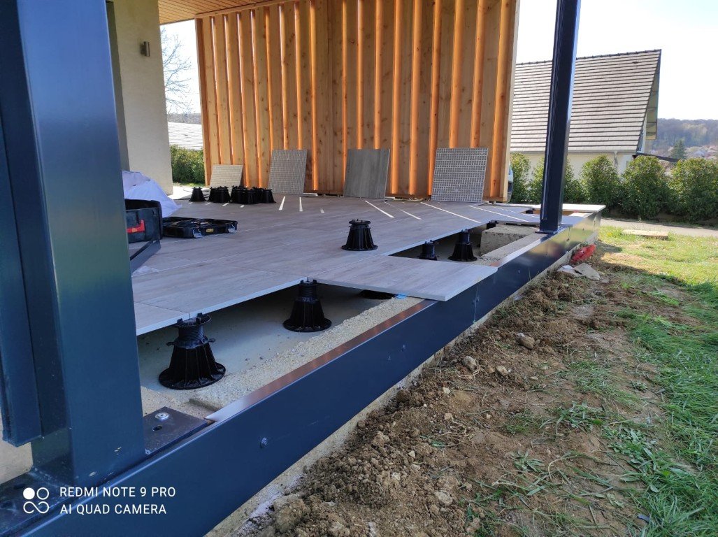 Terrasse sur plots avec dalles